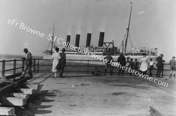 SS.ARUNDEL CASTLE (UNION LINER) LEAVING FOR ENGLAND